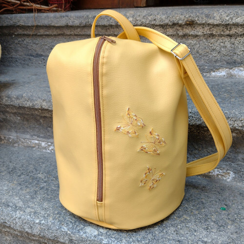 Žlutý batoh s výšivkou