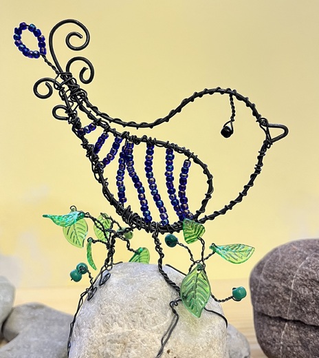 Drátovaný ptáček na kameni 