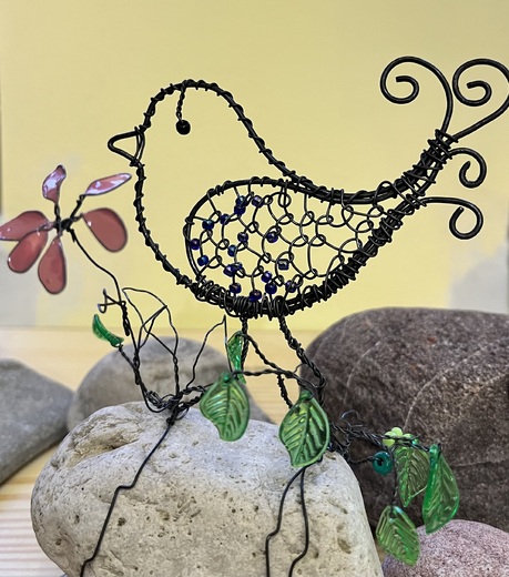 Drátovaný ptáček na kameni 