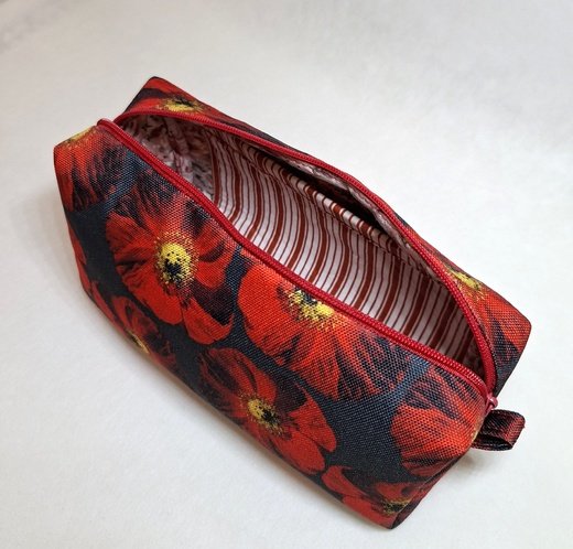 Toaletní taštička s máky