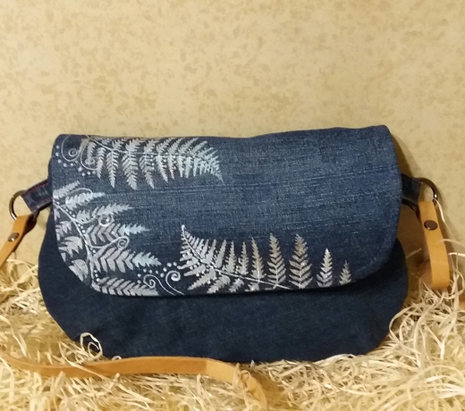 Džínová kabelka s malovanou klopou