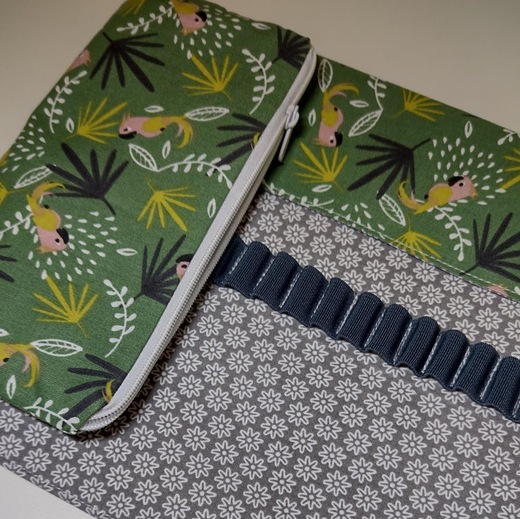 Pastelkovník s papoušky