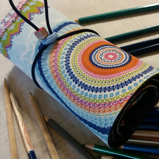 pastelkovník s modrými mandalami.jpg