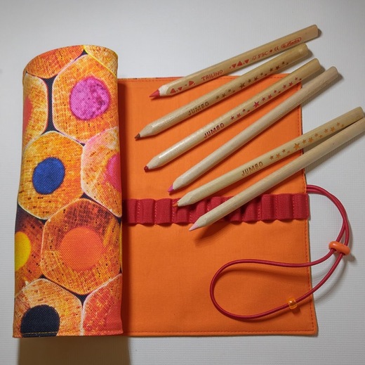 pastelkovník s oranžovými pastelkami (5).jpg