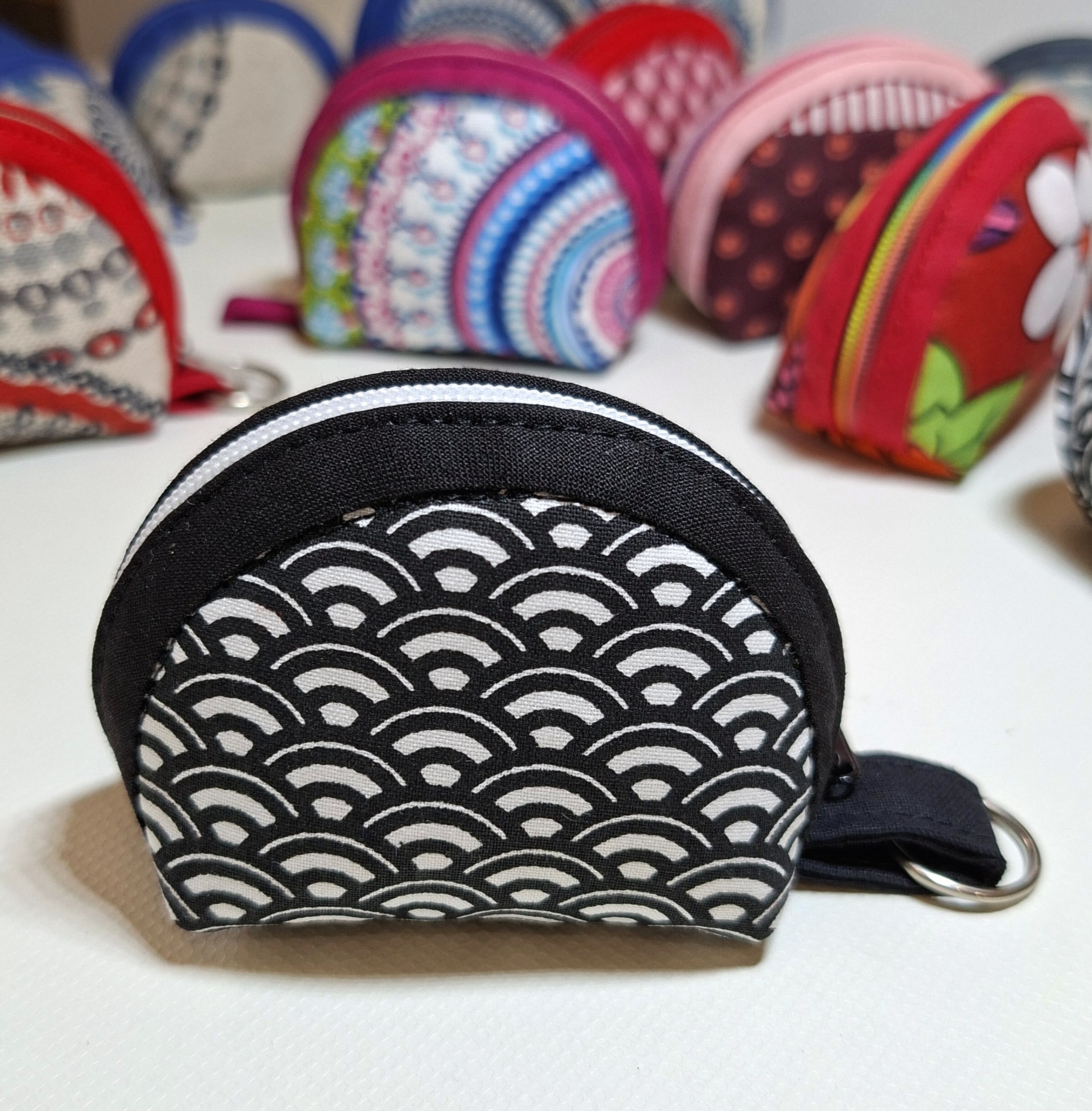 mini taštička černobílá