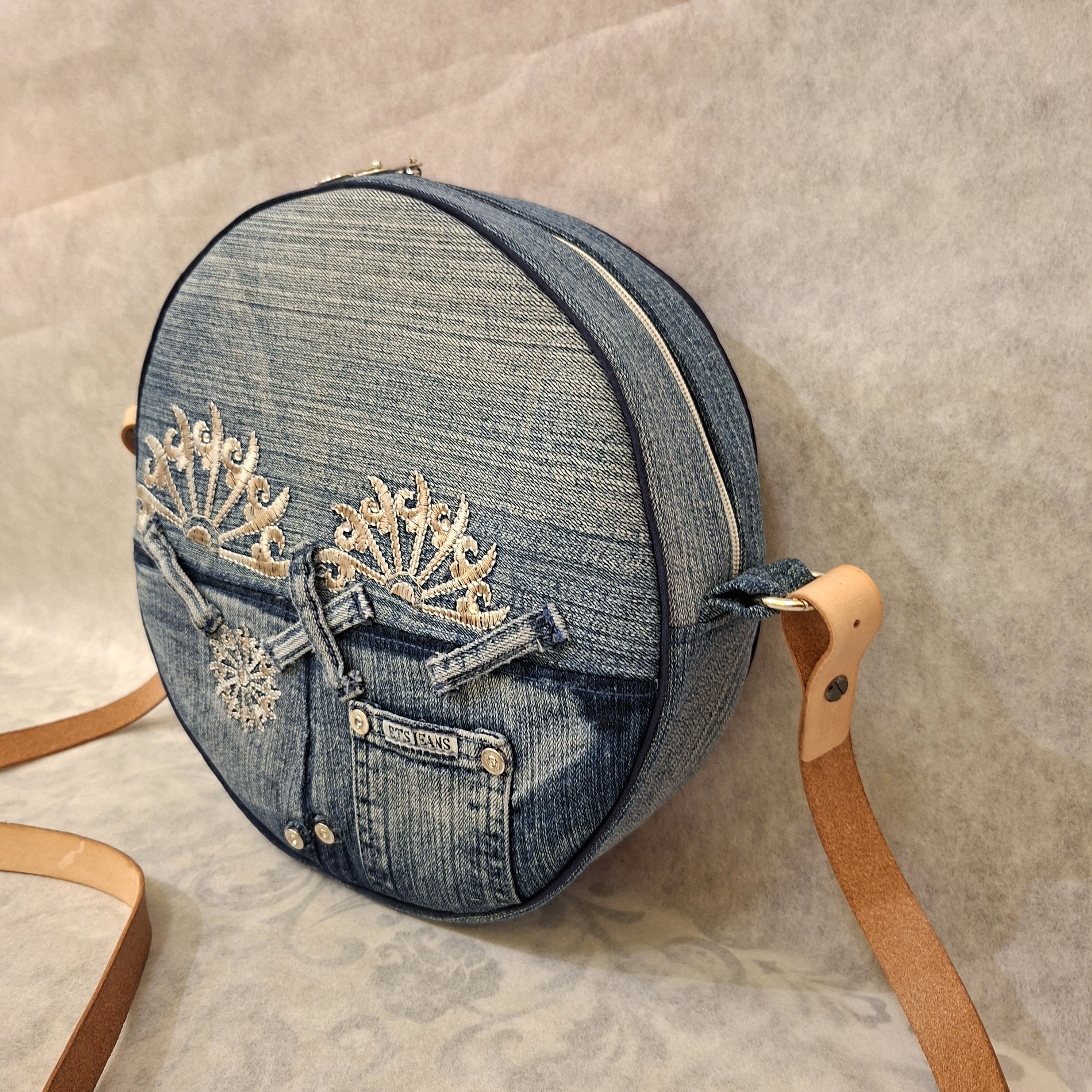 kabelka kulatá s výšivkou