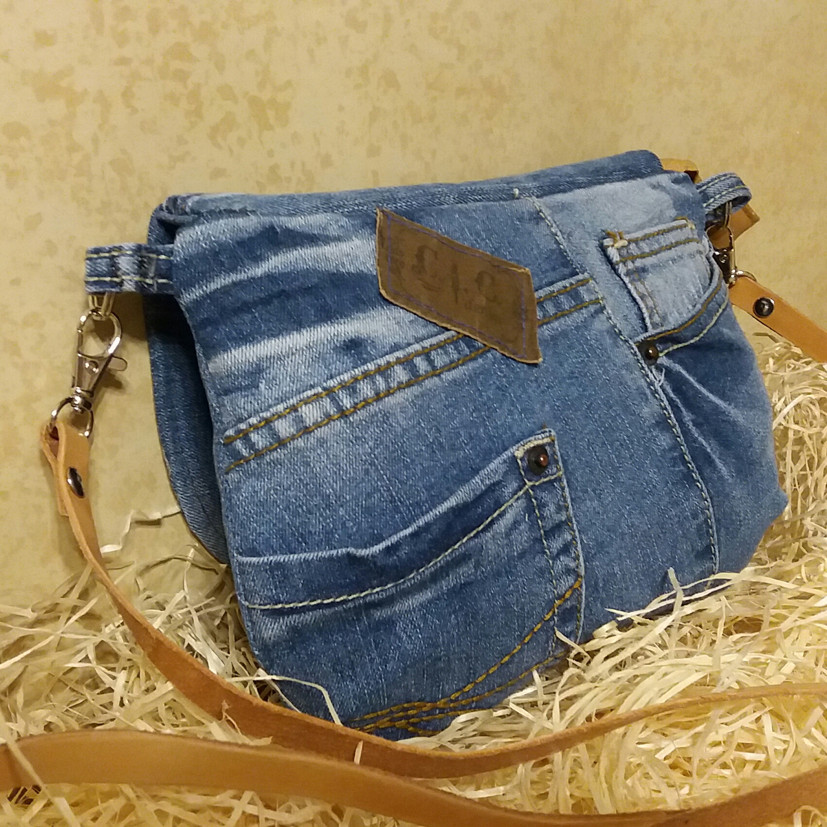 malovaná džínová kabelka