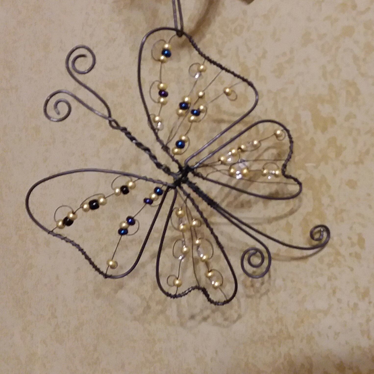 drátovaný motýl