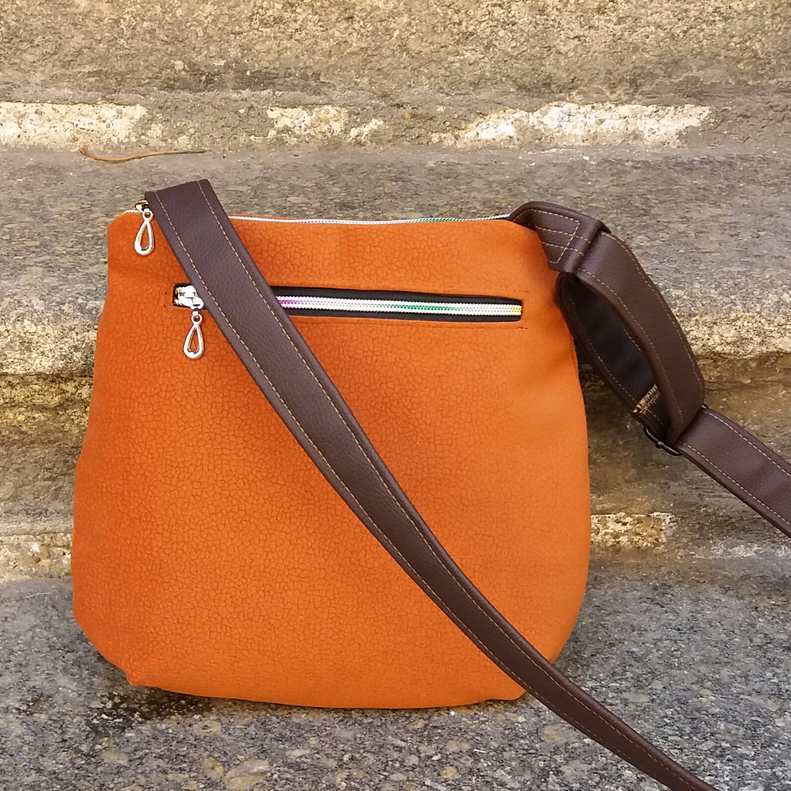 oranžová kabelka s výšivkou