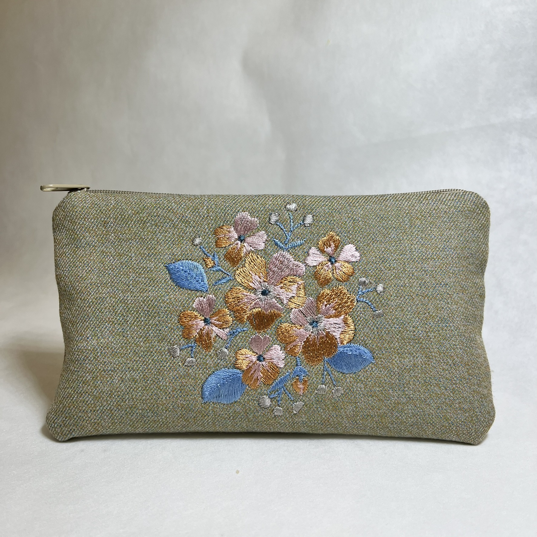 vyšívaná taštička šedá