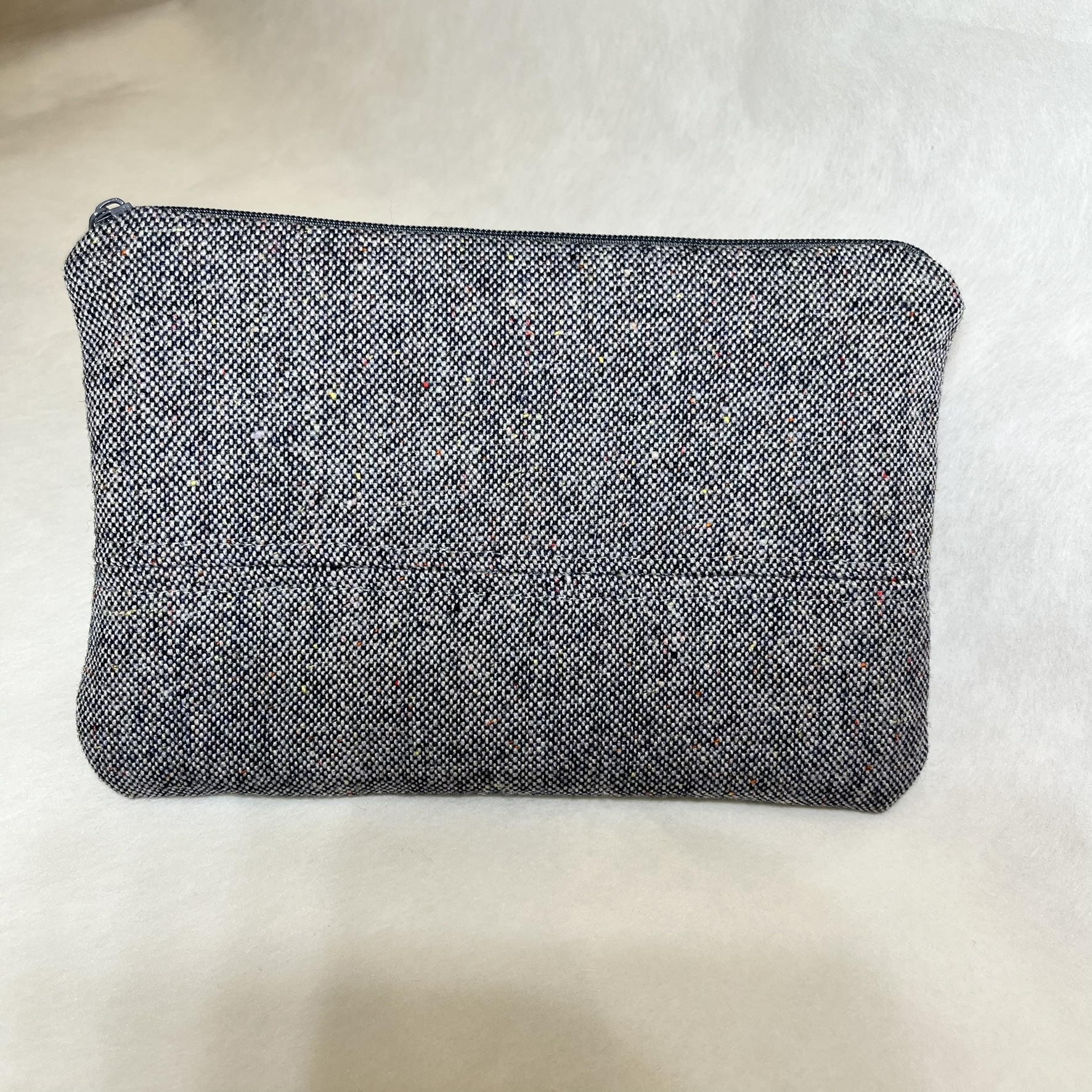 vyšívaná taštička šedá II.